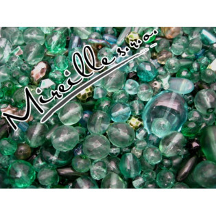 Mix emeraldových mačkaných a broušených korálků