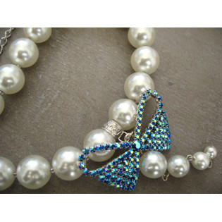 Perlový náhrdelník s modrou štrasovou mašlí